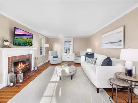 Living - 25 Pickwick Rd, Marblehead, MA 01945 photo 1 of 4