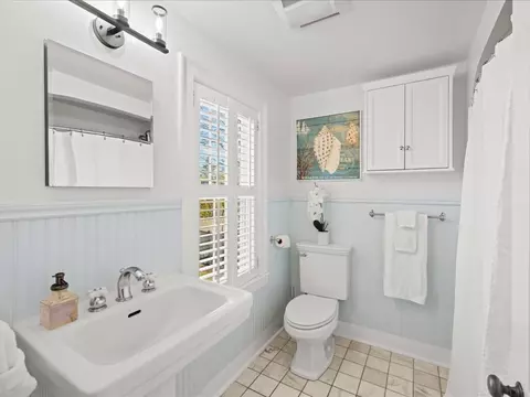 Bath - 25 Pickwick Rd, Marblehead, MA 01945 photo 2 of 3