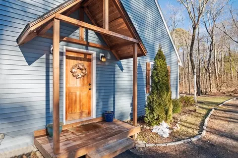 Entry Way - 9 Mapleton Rd, Merrimac, MA 01860 photo 1 of 1