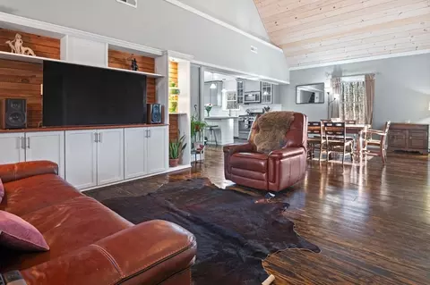 Living - 9 Mapleton Rd, Merrimac, MA 01860 photo 2 of 3
