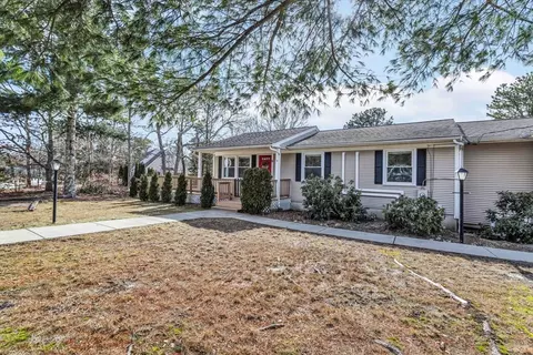9 Debbies Ln, Barnstable, MA 02648