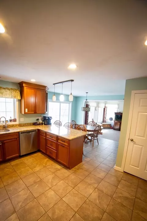 16 Henry Joseph Dr, Webster, MA 01570 photo 2