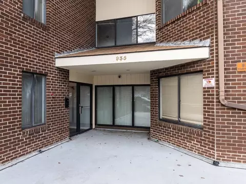 935 Washington St #4, Newton, MA 02460