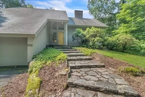 512 Mountain Rd, Wilbraham, MA 01095