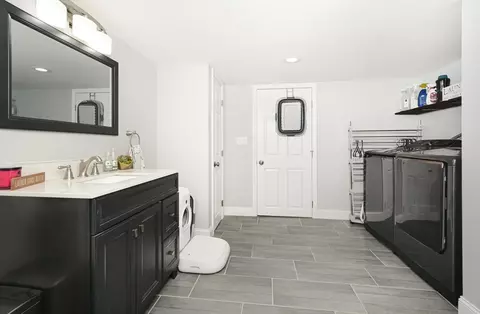 Bath - 18 Birmingham Rd, Worcester, MA 01606 photo 2 of 4