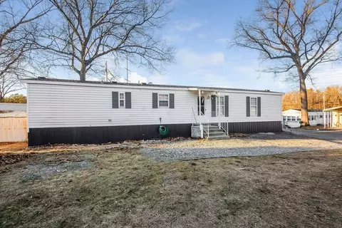 16 Puffin Dr, Chicopee, MA 01020
