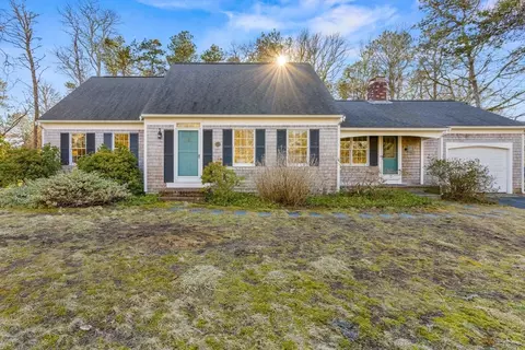 11 Green Ln, Harwich, MA 02645