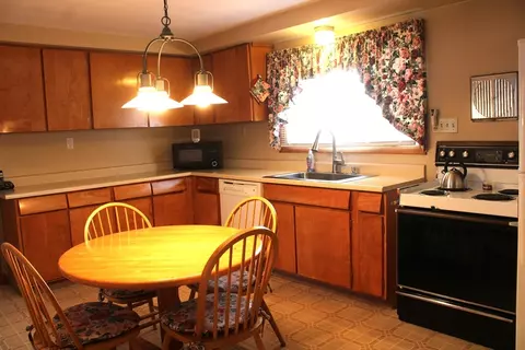 Dining - 24 Metzger Pl, Springfield, MA 01104 photo 1 of 1