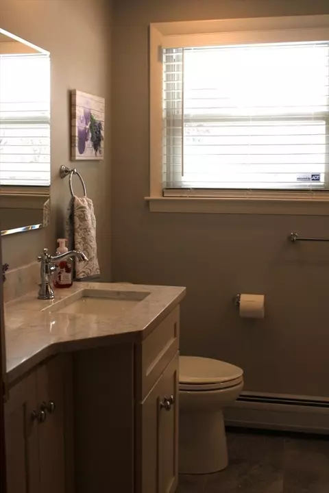 Bath - 24 Metzger Pl, Springfield, MA 01104 photo 2 of 4