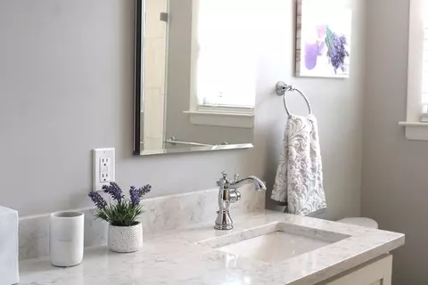Bath - 24 Metzger Pl, Springfield, MA 01104 photo 1 of 4