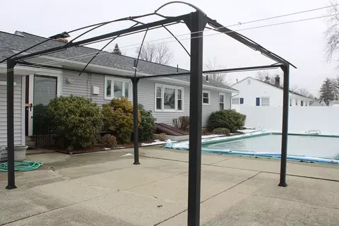 Exterior - 24 Metzger Pl, Springfield, MA 01104 photo 7 of 15