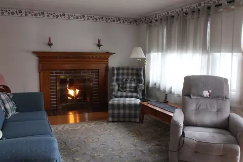 Living - 24 Metzger Pl, Springfield, MA 01104 photo 2 of 3