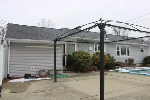 Exterior - 24 Metzger Pl, Springfield, MA 01104 photo 6 of 15