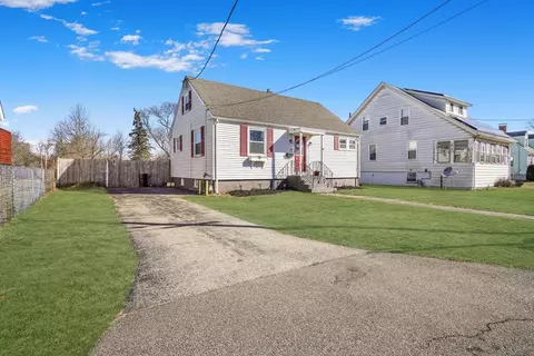 96 Centre St, Somerset, MA 02726