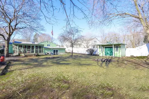 Exterior - 152 Valley Rd, Needham, MA 02492 photo 4 of 5