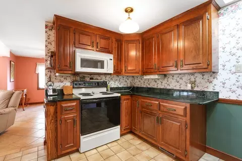 Kitchen - 152 Valley Rd, Needham, MA 02492 photo 2 of 3