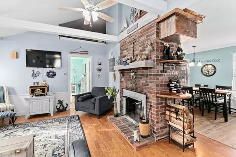 Living - 25 Circuit Ave, Wareham, MA 02571 photo 7 of 8