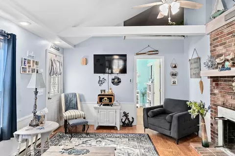 Living - 25 Circuit Ave, Wareham, MA 02571 photo 2 of 8