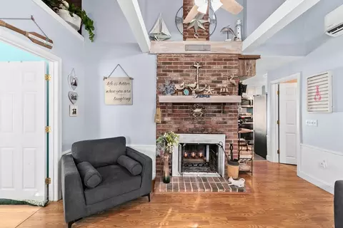 Living - 25 Circuit Ave, Wareham, MA 02571 photo 6 of 8