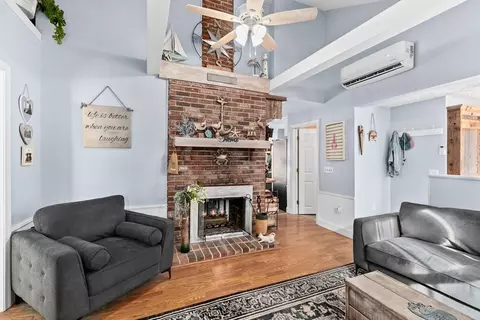 Living - 25 Circuit Ave, Wareham, MA 02571 photo 5 of 8