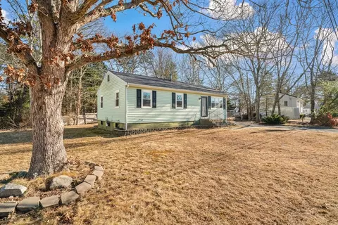 65 Mayflower Ln, Wareham, MA 02538