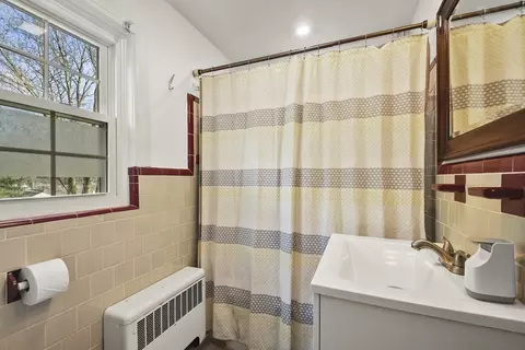 Bath - 512 Mower St, Worcester, MA 01602 photo 2 of 3