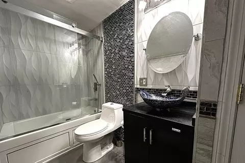 Bath - 70 North St #E, Hyannis, MA 02601 photo 1 of 2