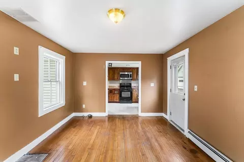 75 Elm St, Upton, MA 01568