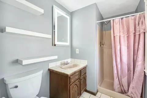 Bath - 10 Crowningshield Rd, Worcester, MA 01604 photo 2 of 3