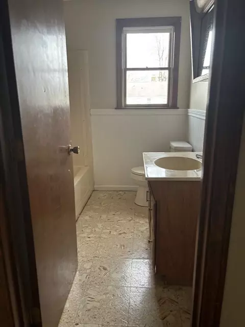 Bath - 73-75 Glenham St, Springfield, MA 01104 photo 2 of 3