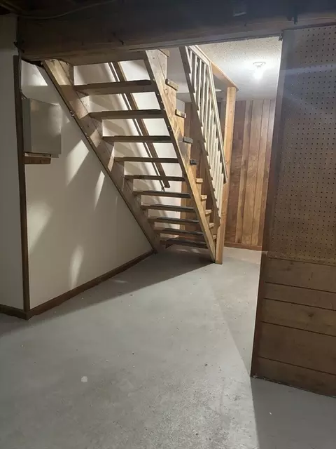 Entry Way - 73-75 Glenham St, Springfield, MA 01104 photo 1 of 1