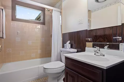 Bath - 31 Sunset Dr, Beverly, MA 01915 photo 1 of 1