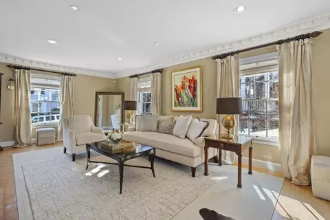 Living - 11 Gregory St, Marblehead, MA 01945 photo 2 of 6