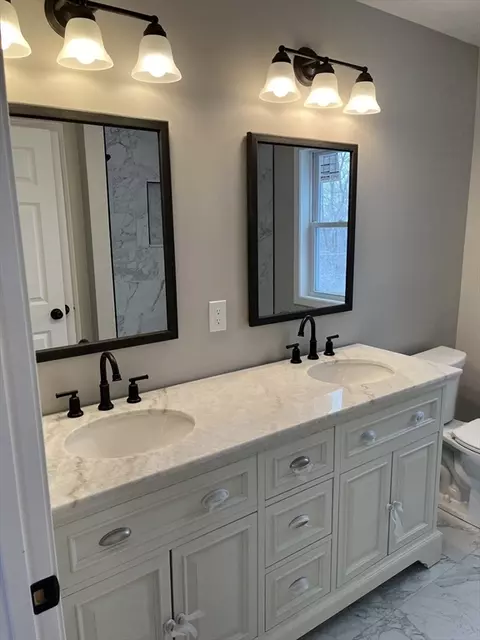 Bath - 18 Crane St, Springfield, MA 01104 photo 3 of 4