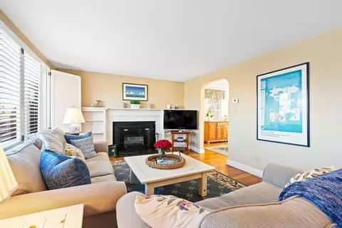 Living - 27 Cornell Rd, Marblehead, MA 01945 photo 2 of 6