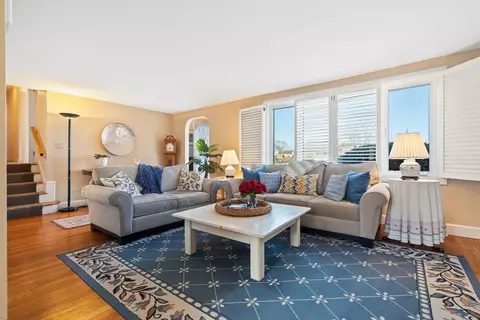 Living - 27 Cornell Rd, Marblehead, MA 01945 photo 3 of 6