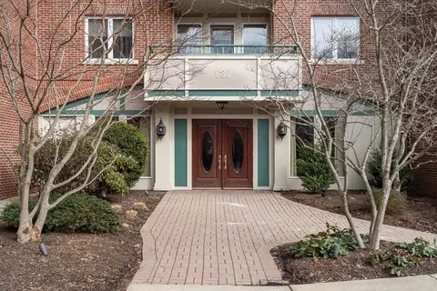 630 Hammond St #102, Brookline, MA 02467