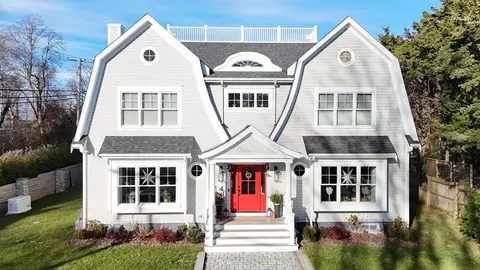 4 Leslie St, Falmouth, MA 02543