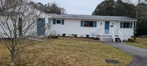 23 Darling St, Acushnet, MA 02743