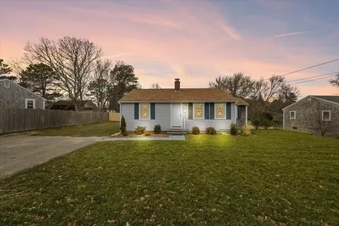 12 Maple Ter, Dennis, MA 02660