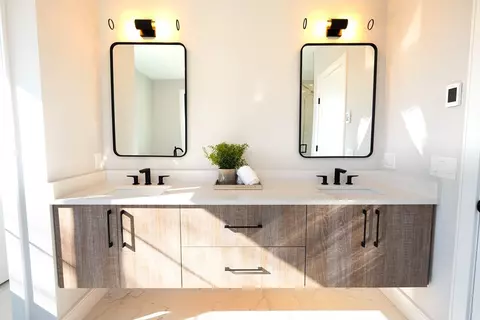 Bath - 22 Defrancesco Cir, Needham, MA 02492 photo 1 of 3