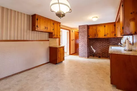 Living - 26 Sagamore Rd, West Springfield, MA 01089 photo 1 of 3