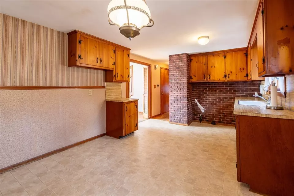 Living - 26 Sagamore Rd, West Springfield, MA 01089 photo 1 of 3