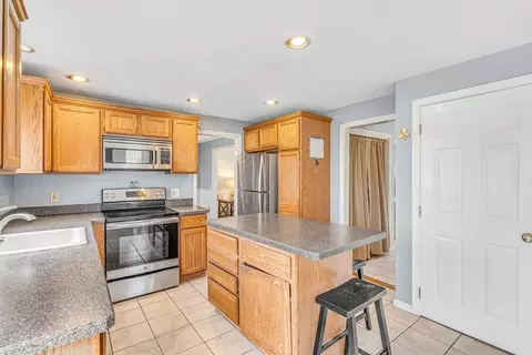 Kitchen - 6 Cobblestone Dr, Franklin, MA 02038 photo 3 of 4