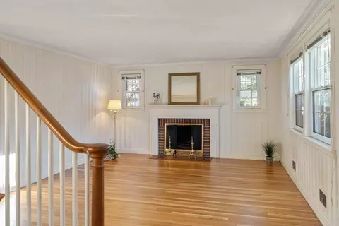 Living - 27 Sunset Dr, Framingham, MA 01701 photo 4 of 5