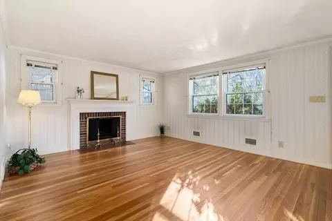 Living - 27 Sunset Dr, Framingham, MA 01701 photo 2 of 5