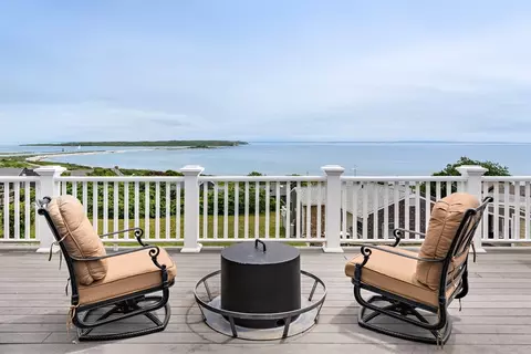 4 Broadway, Cuttyhunk, MA 02713
