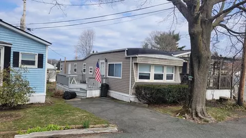 252 Newbury St #2, Peabody, MA 01960