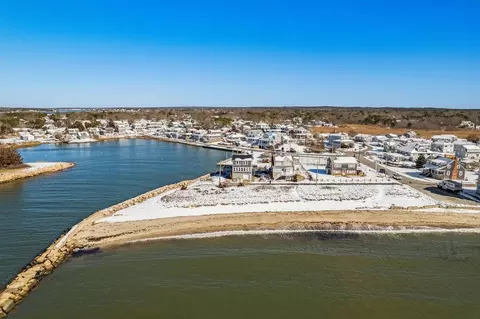 2 Moses Rd, Falmouth, MA 02556