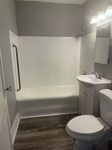 Bath - 249 Oak Grove Ave, Springfield, MA 01109 photo 1 of 2